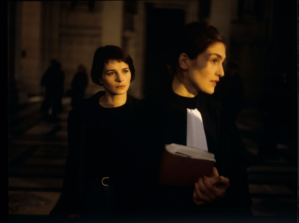 A scene in the hall of the Palace of Justice in Paris where Julie has come to find the mistress of her deceased husband.