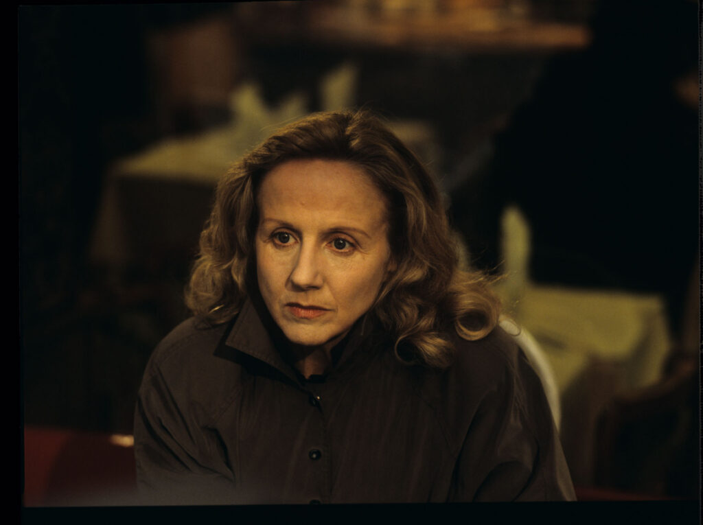 A journalist (Helene Vincent) trying to prove that Julie was the author of her husband's composition.