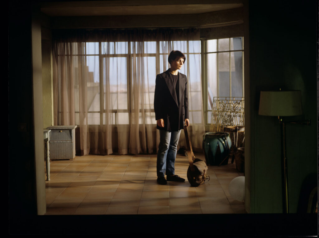 Julie (Juliette Binoche) arrives at her new apartment in Paris, carrying her luggage: a package containing a blue chandelier.