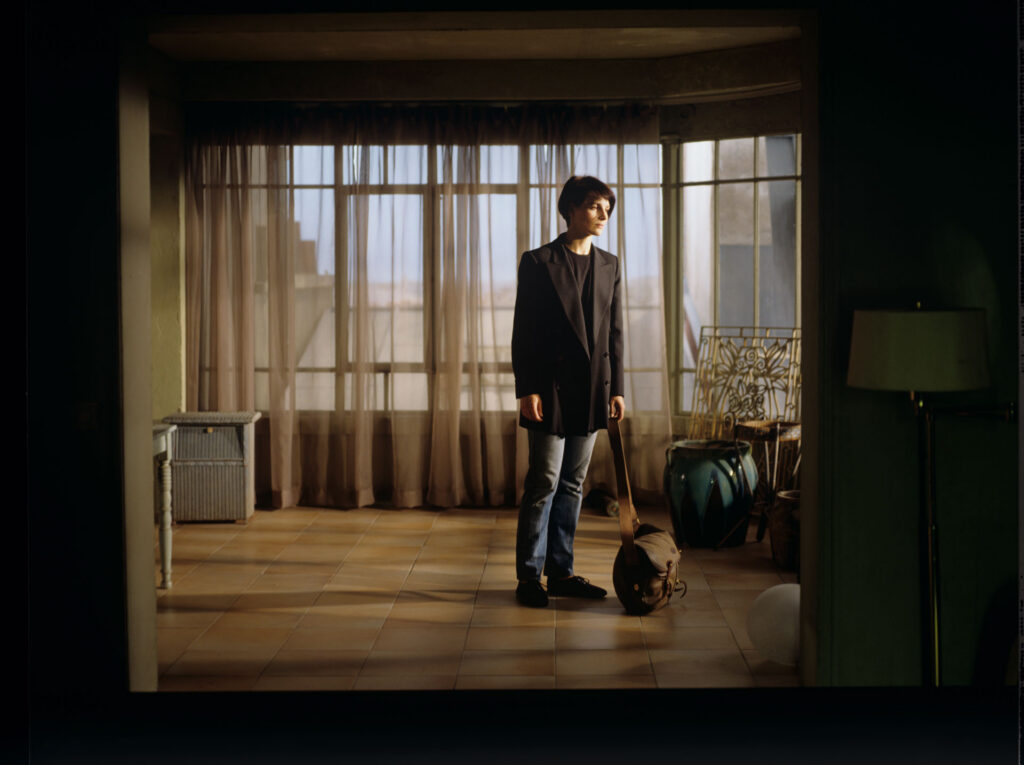 Julie (Juliette Binoche) arrives at her new apartment in Paris, carrying her luggage: a package containing a blue chandelier.