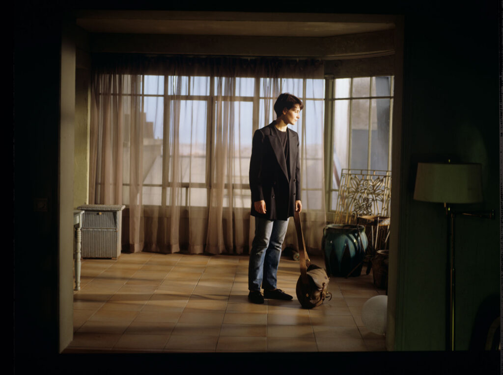 Julie (Juliette Binoche) arrives at her new apartment in Paris, carrying her luggage: a package containing a blue chandelier.