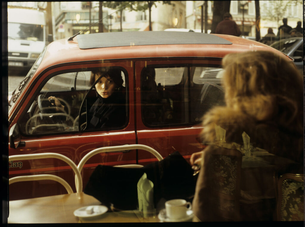 Julie (Juliette Binoche) is talking to a journalist (Helene Vincent).