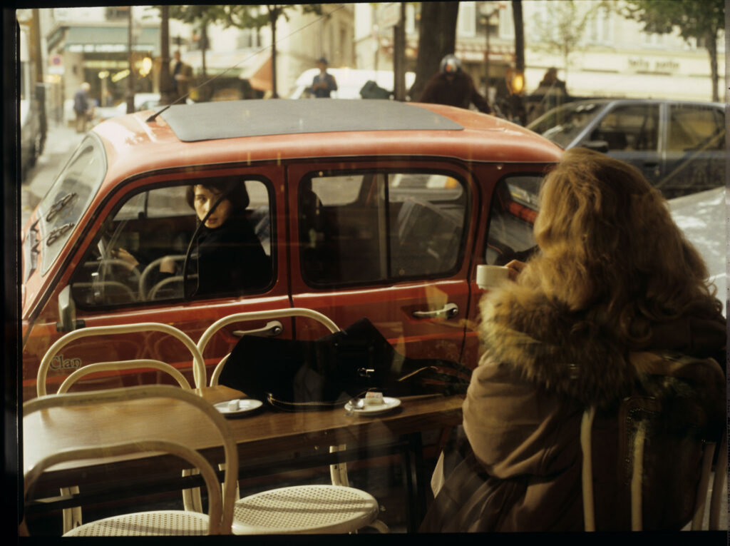 Julie (Juliette Binoche) is talking to a journalist (Helene Vincent).