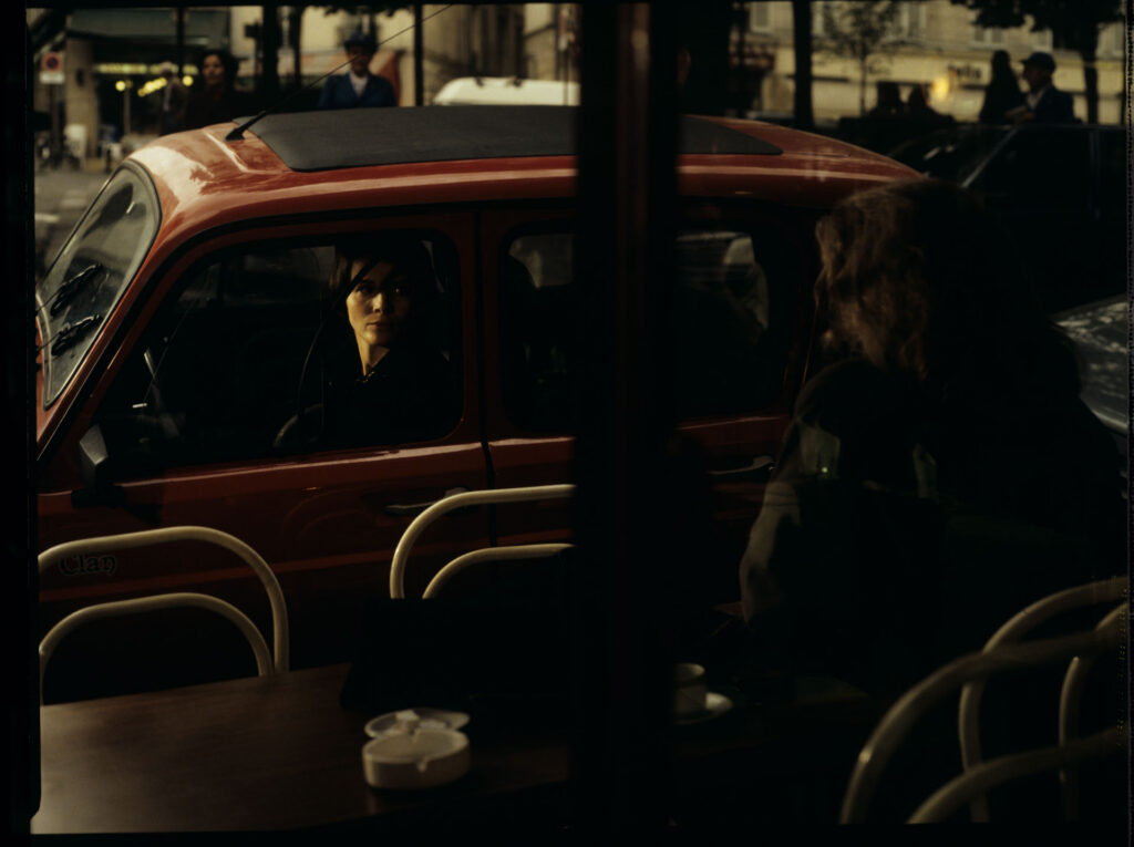 Julie (Juliette Binoche) is talking to a journalist (Helene Vincent).