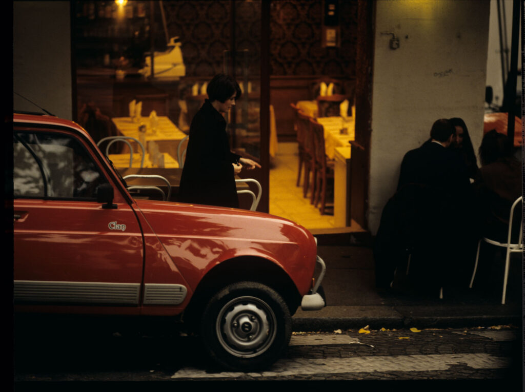 Julie (Juliette Binoche) getting out of her car.