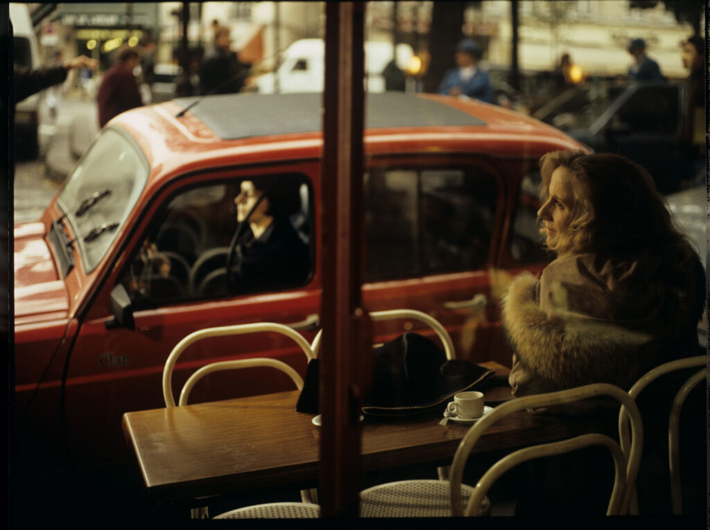 Julie (Juliette Binoche) is talking to a journalist (Helene Vincent) through her car window.