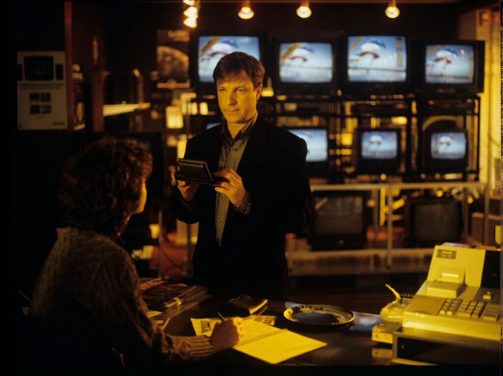 Olivier (Benoit Regent) in a television studio. This scene was not included in the film.