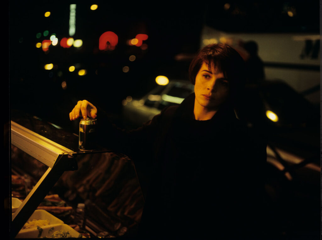 Julie (Juliette Binoche) in a night shot in a Paris street.