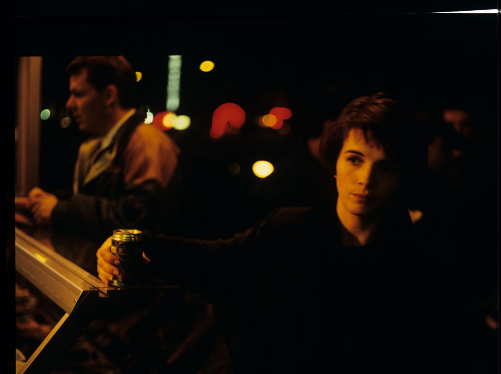 Julie (Juliette Binoche) in a night shot in a Paris street.