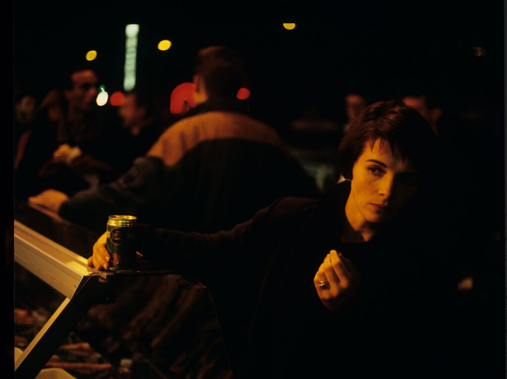 Julie (Juliette Binoche) in a night shot in a Paris street.