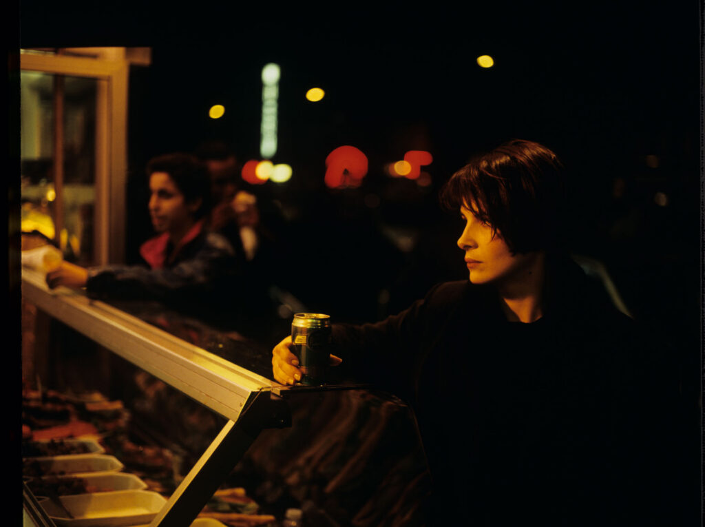 Julie (Juliette Binoche) in a night shot in a Paris street.