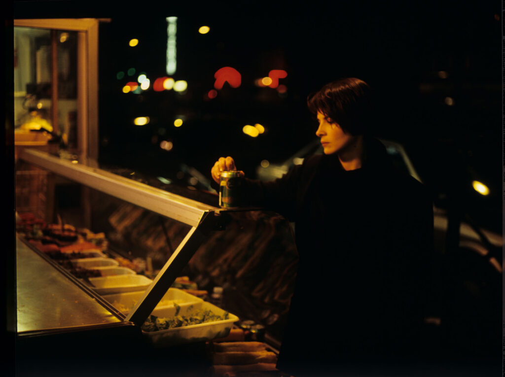 Julie (Juliette Binoche) in a night shot in a Paris street.