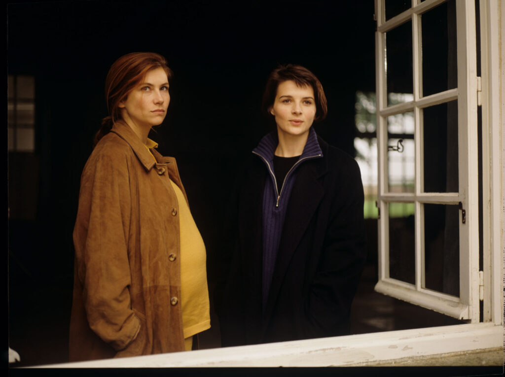 Sandrine (Florence Pernel) and Julie (Juliette Binoche) at the window of the de Courcy family residence near Paris.