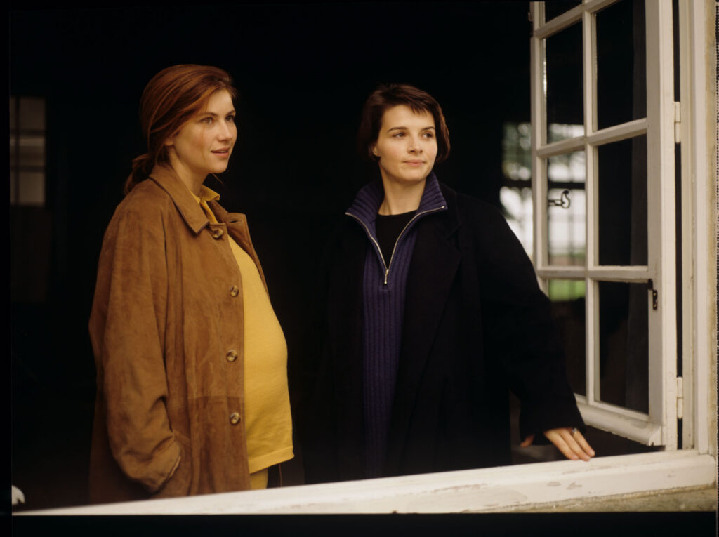 Sandrine (Florence Pernel) and Julie (Juliette Binoche) at the window of the de Courcy family residence near Paris.