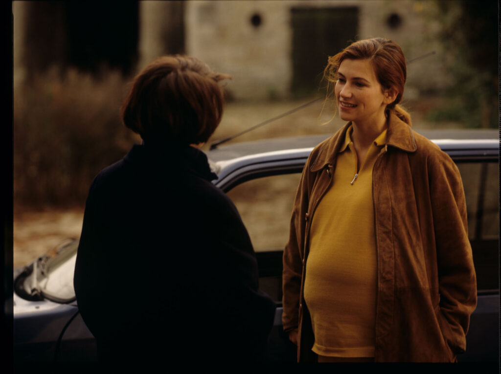 Julie (Juliette Binoche) and her deceased husband's mistress, Sandrine (Florence Pernel).