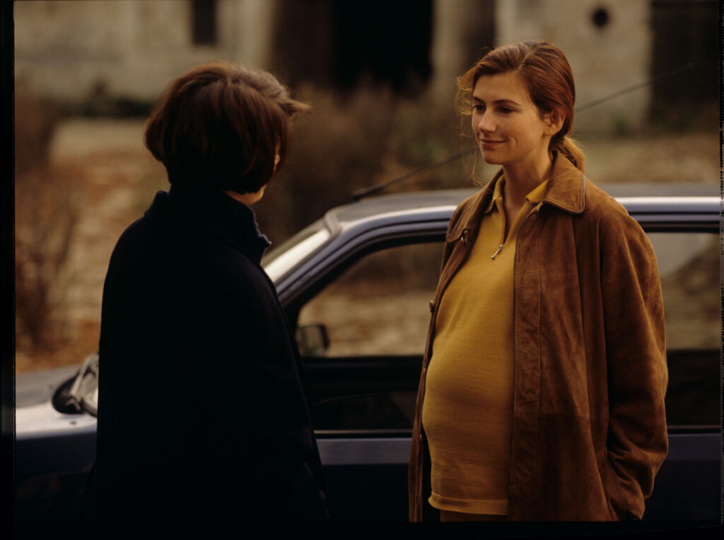Julie (Juliette Binoche) and her deceased husband's mistress, Sandrine (Florence Pernel).
