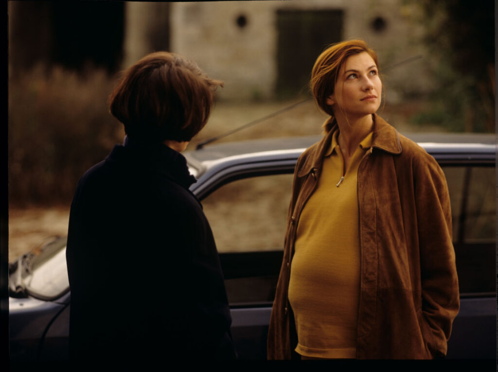 Julie (Juliette Binoche) and her deceased husband's mistress, Sandrine (Florence Pernel).