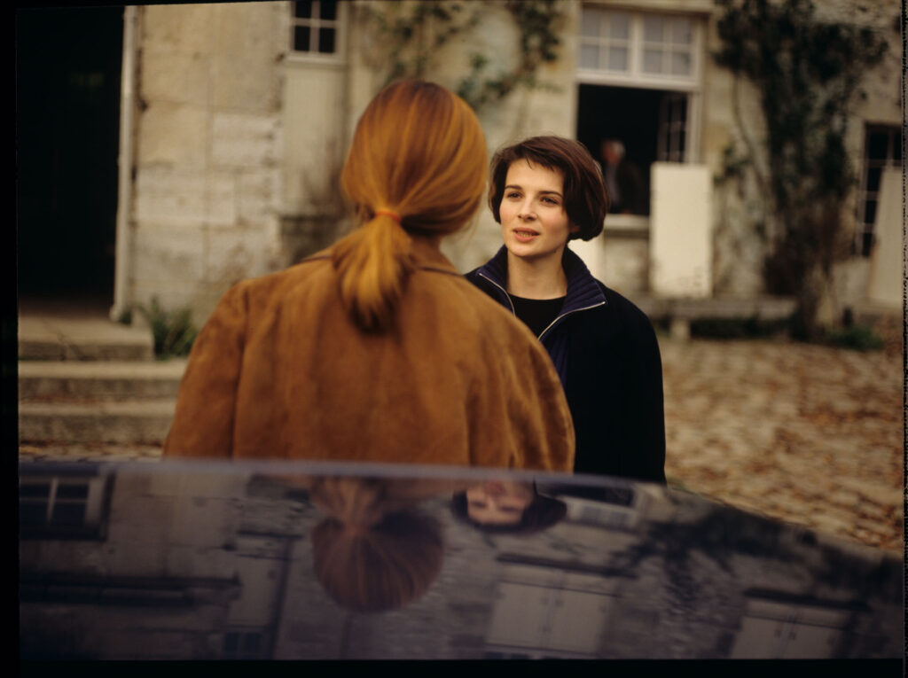 Julie (Juliette Binoche) and her deceased husband's mistress, Sandrine (Florence Pernel).