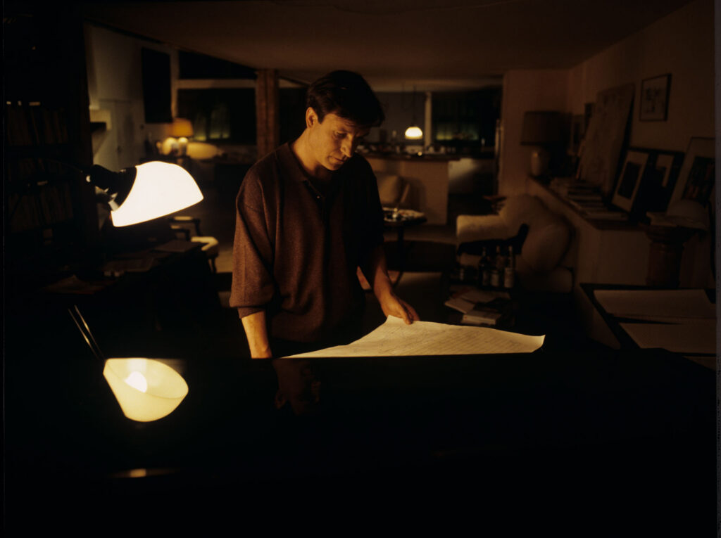 Olivier (Benoit Regent) over the score of the oratorio "Song of a United Europe".