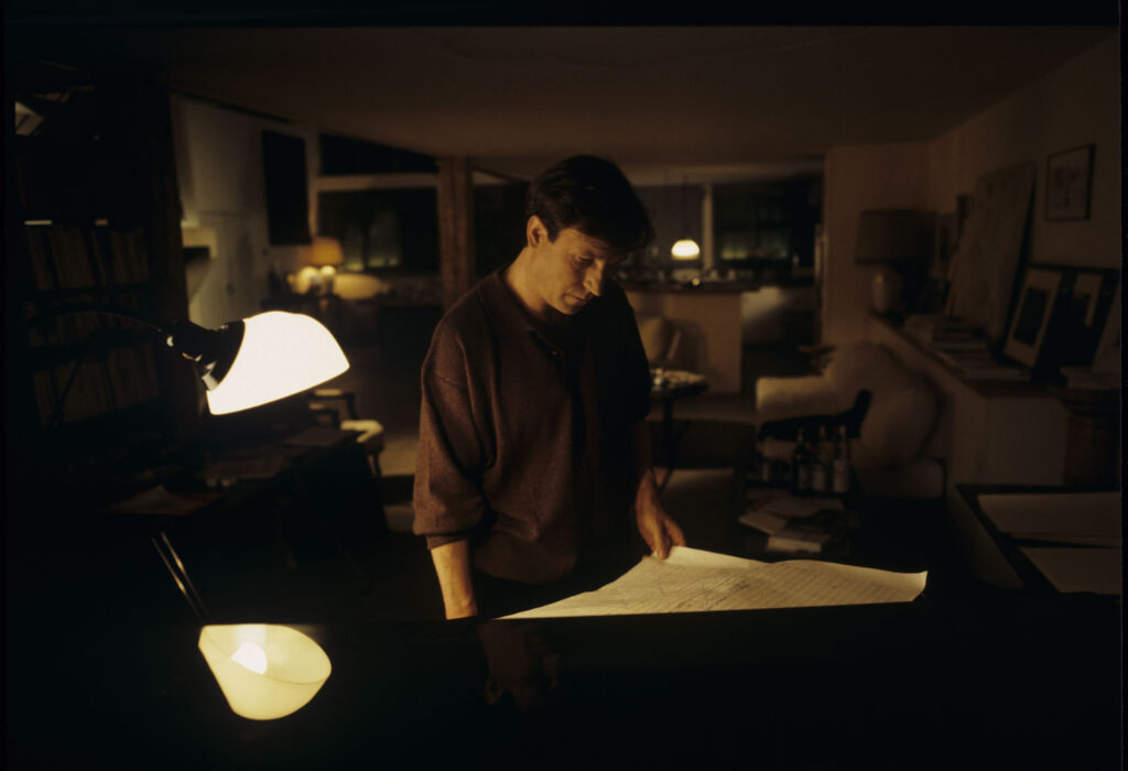 Olivier (Benoit Regent) over the score of the oratorio "Song of a United Europe".