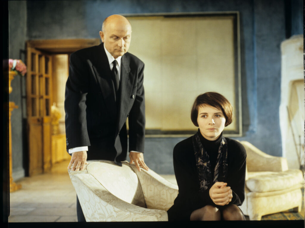 After the death of her husband, Julie (Juliette Binoche) gives instructions to the family lawyer (Alain Decaux).