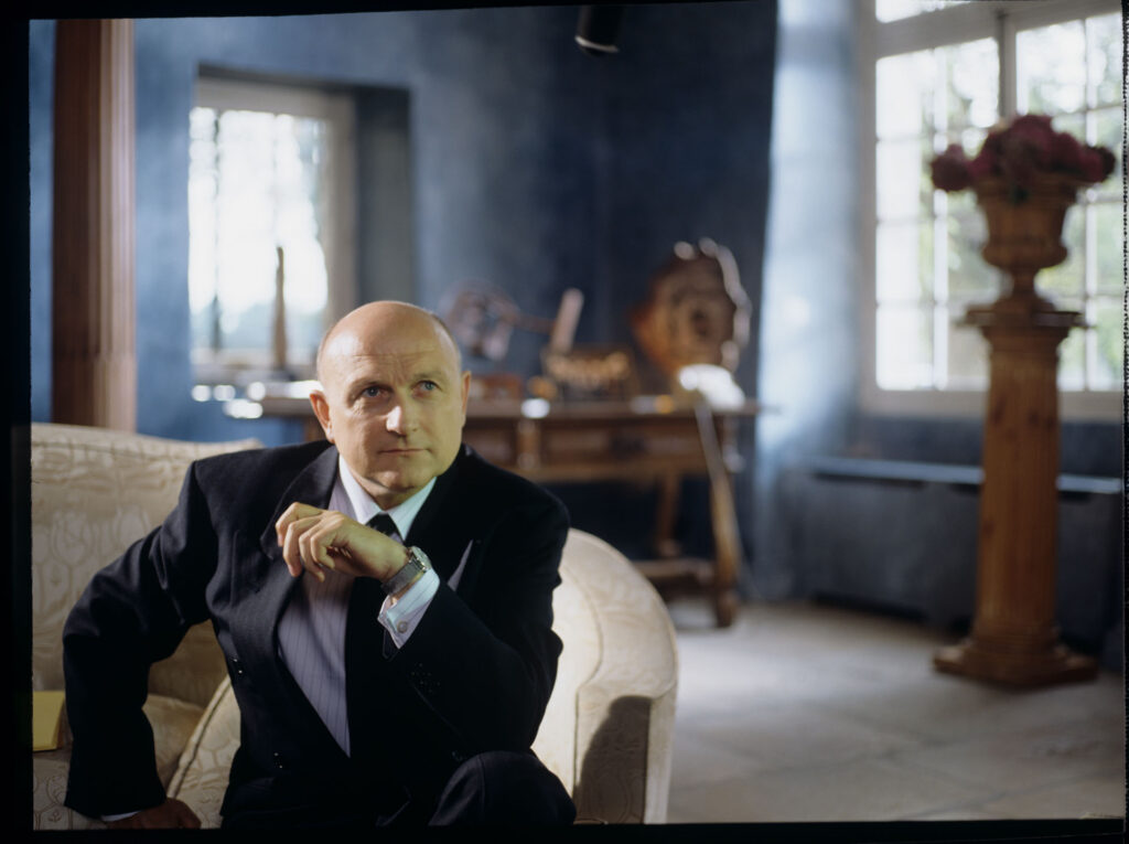 The lawyer of the de Courcy family (Alain Decaux) during a meeting with Julie.