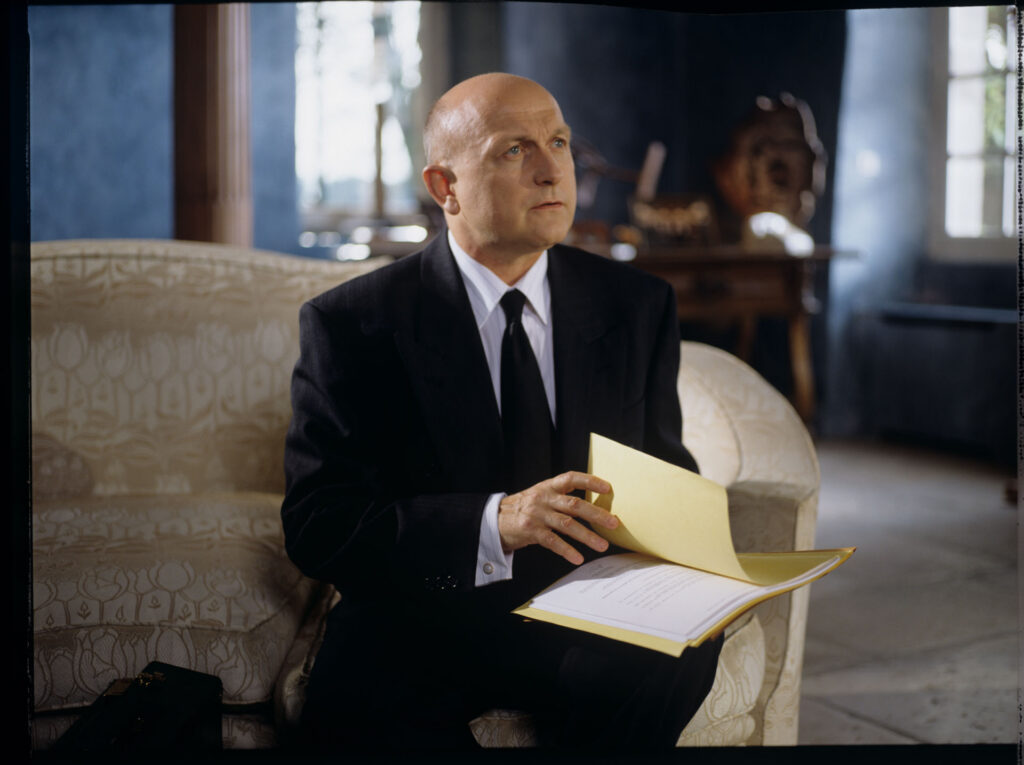 The lawyer of the de Courcy family (Alain Decaux) during a meeting with Julie.