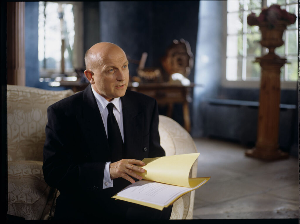 The lawyer of the de Courcy family (Alain Decaux) during a meeting with Julie.