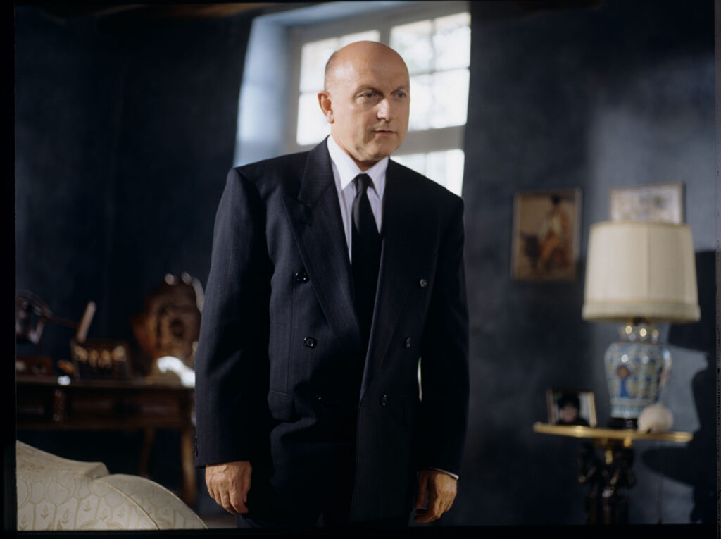 The lawyer of the de Courcy family (Alain Decaux) during a meeting with Julie.