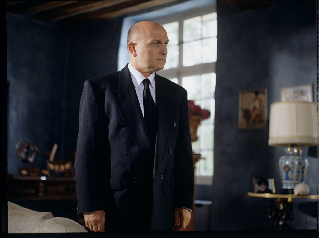 The lawyer of the de Courcy family (Alain Decaux) during a meeting with Julie.