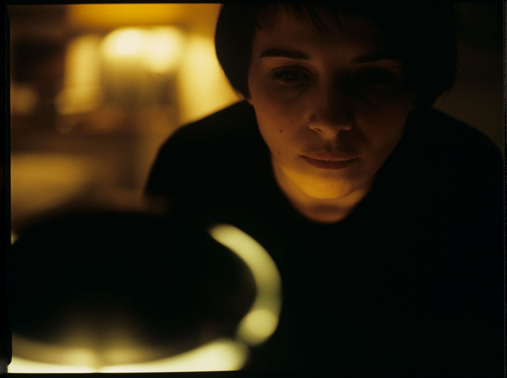 Fotos presenting the main character Julie (Juliette Binoche).