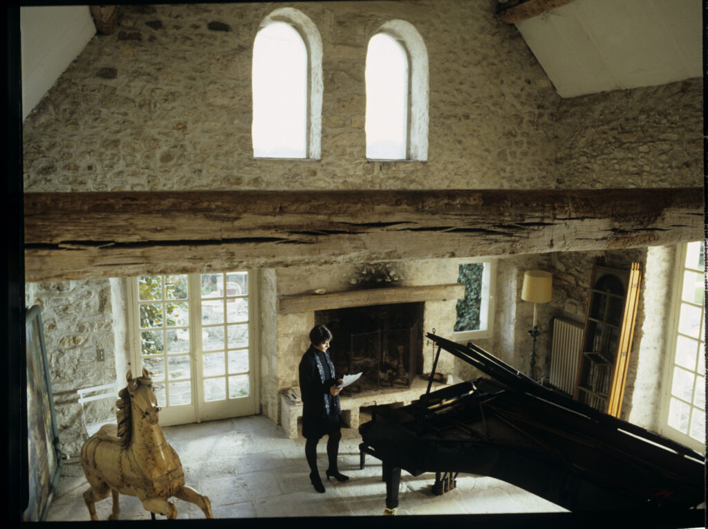 After arriving at her family estate, Julie (Juliette Binoche) finds a piece of paper with the sheet music.