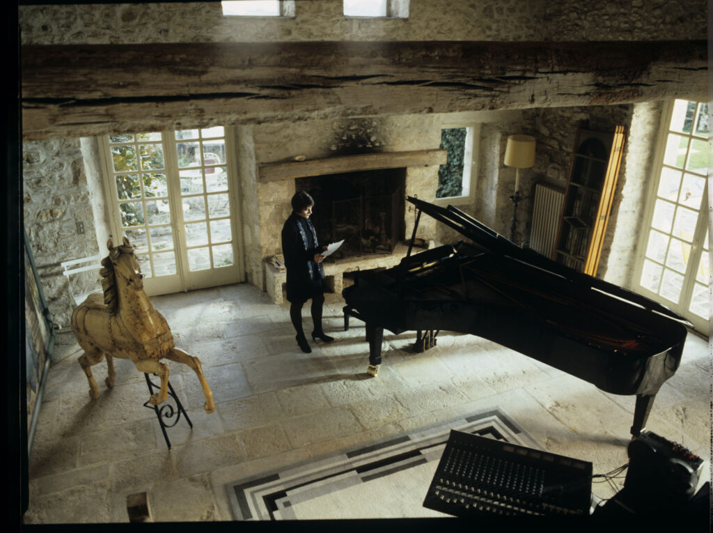After arriving at her family estate, Julie (Juliette Binoche) finds a piece of paper with the sheet music.