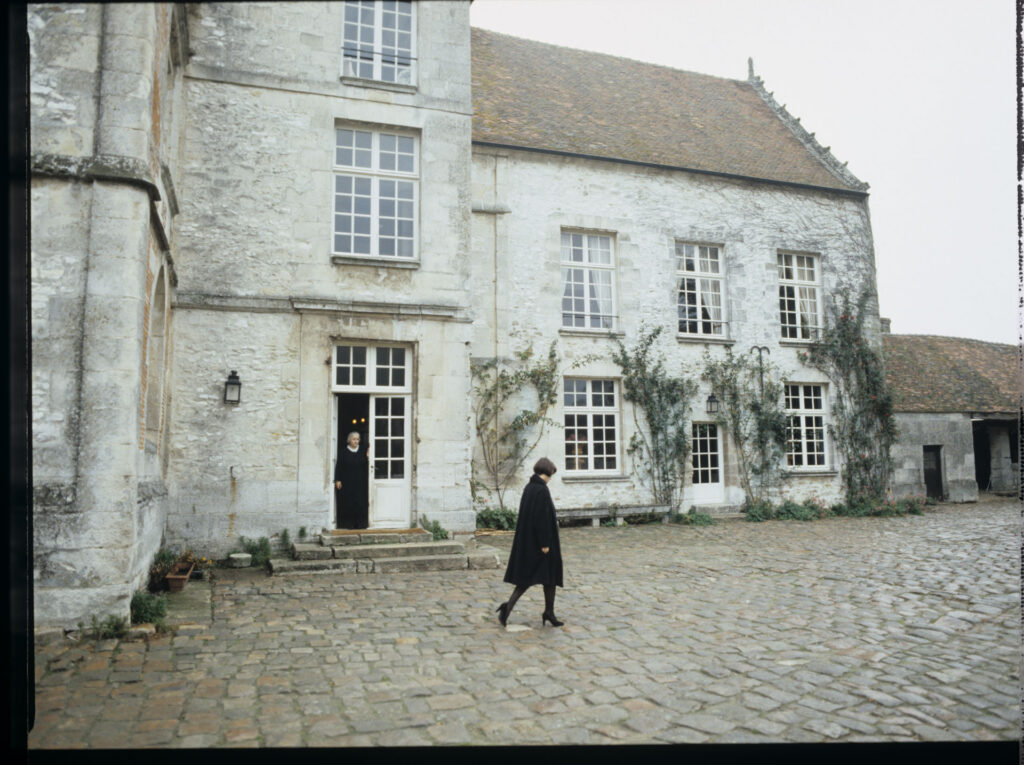 The de Courcy family estate near Paris. Julie (Juliette Binoche) talks to the gardener (Pierre Forget).
