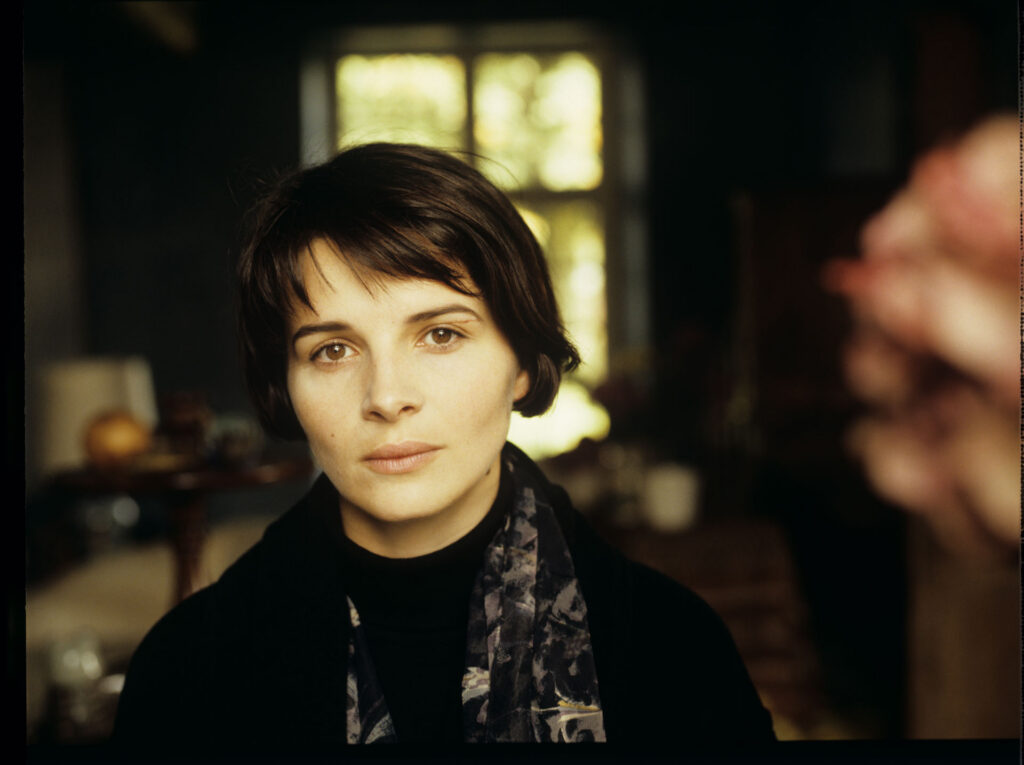Fotos presenting the main character Julie (Juliette Binoche)