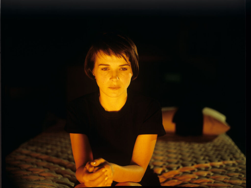 Fotos presenting the main character Julie (Juliette Binoche)