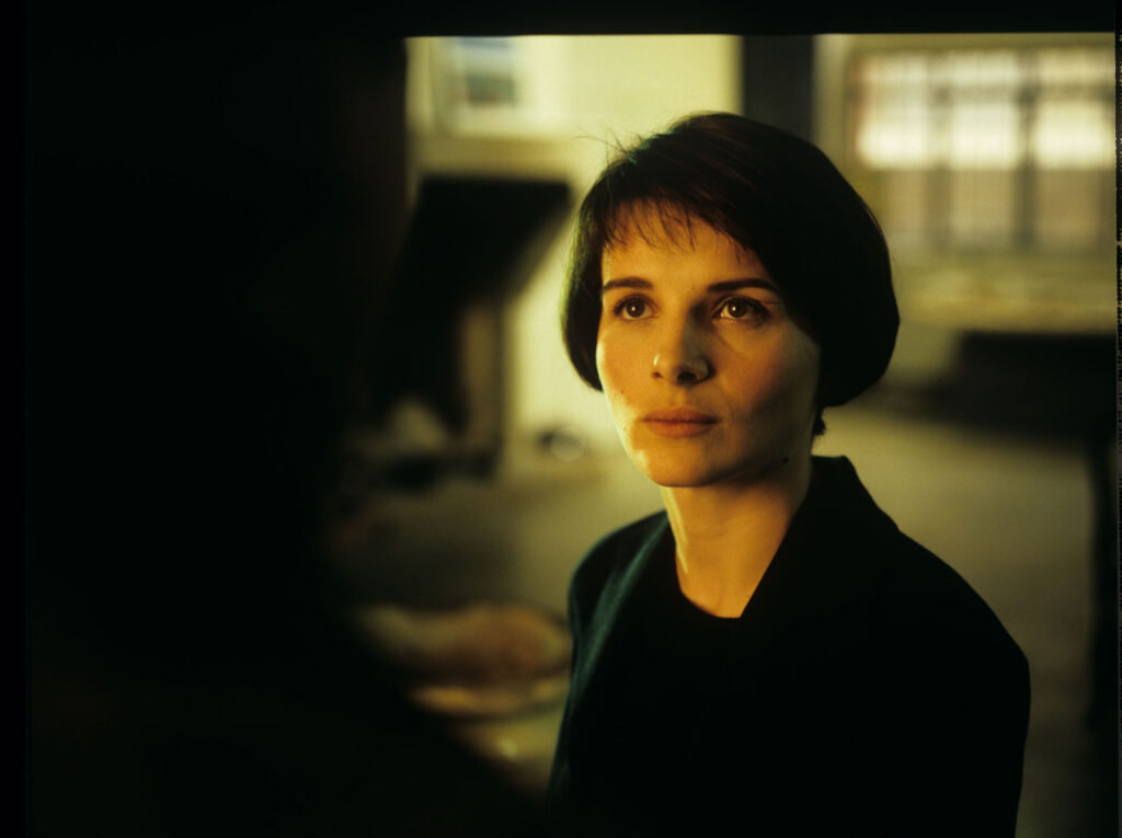 Julie (Juliette Binoche) talks to Olivier (Benoit Regent) in her Parisian residence.