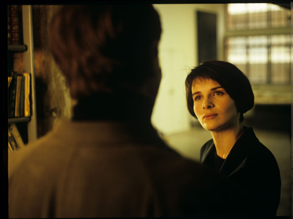 Julie (Juliette Binoche) talks to Olivier (Benoit Regent) in her Parisian residence.
