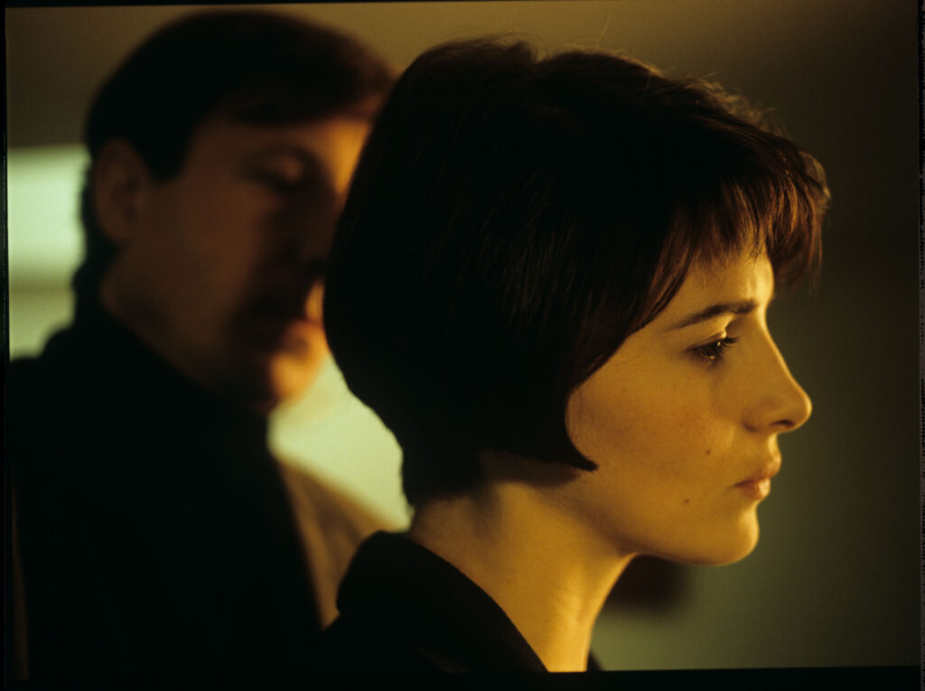 Julie (Juliette Binoche) talks to Olivier (Benoit Regent) in her Parisian residence.