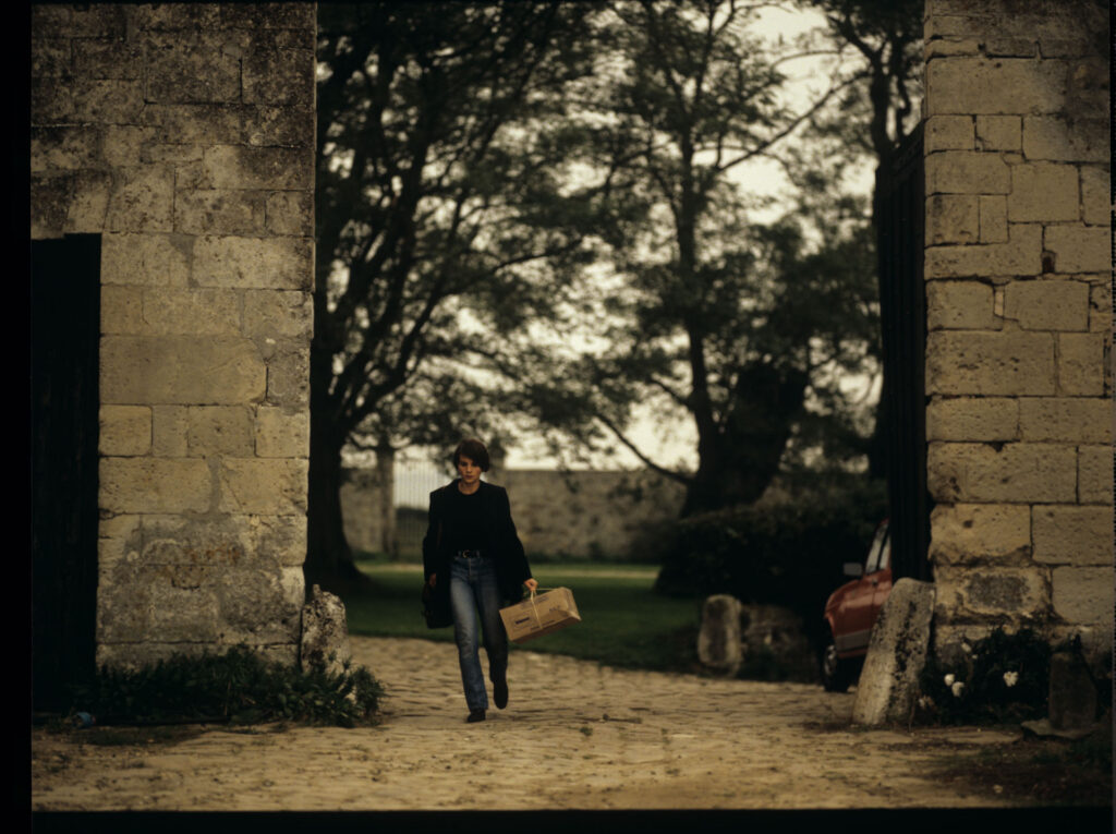 Julie (Juliette Binoche) leaves the suburban estate of her tragically deceased husband.