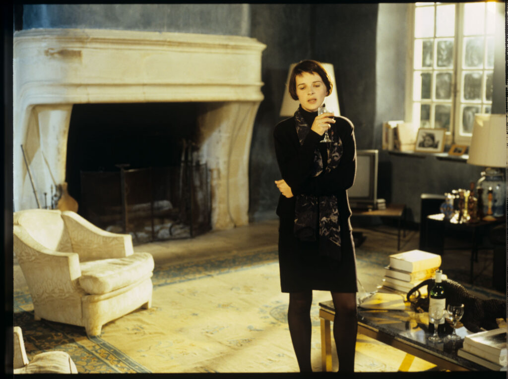 After the death of her husband, Julie (Juliette Binoche) gives instructions to the family lawyer (Alain Decaux).