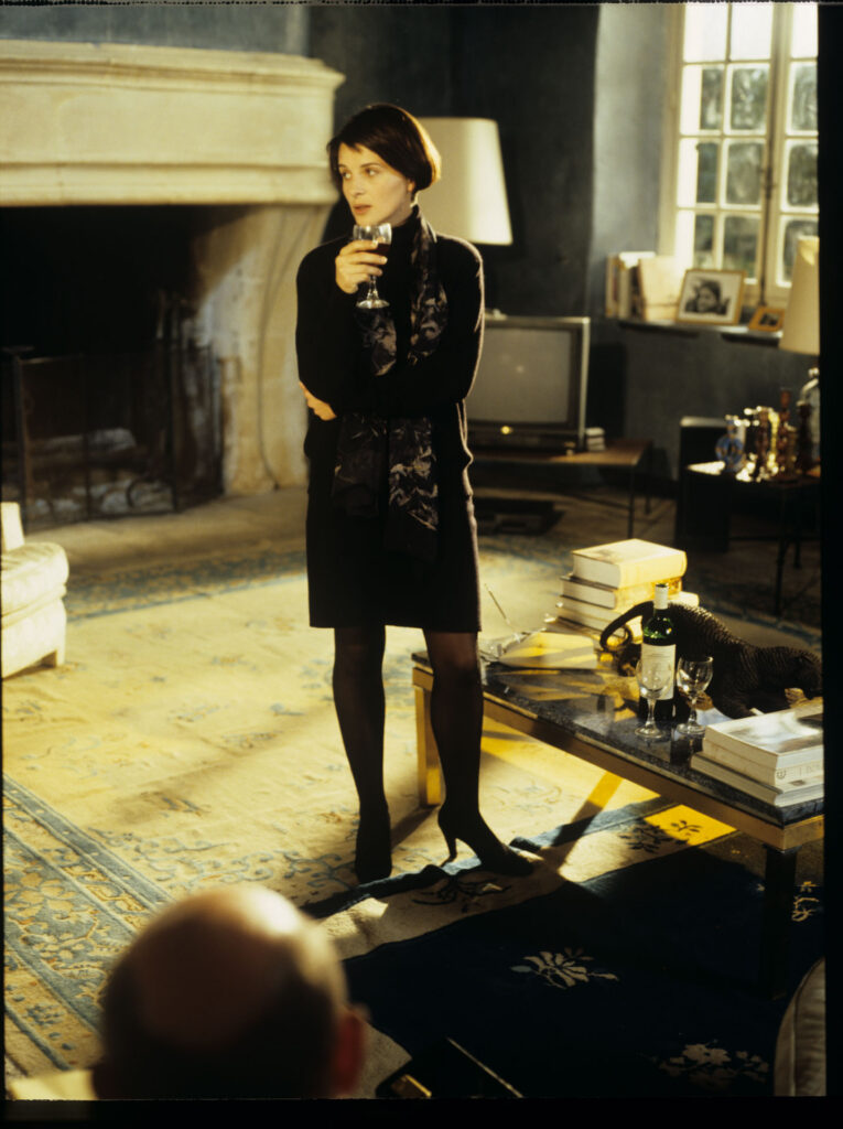 After the death of her husband, Julie (Juliette Binoche) gives instructions to the family lawyer (Alain Decaux).