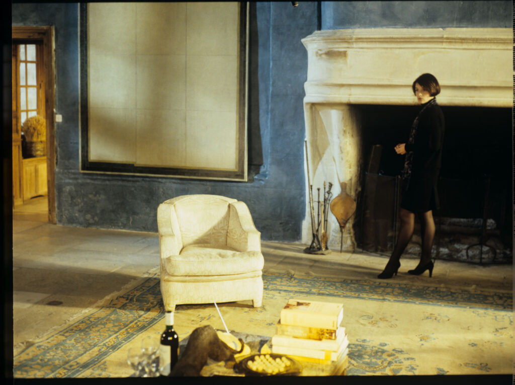 After the death of her husband, Julie (Juliette Binoche) gives instructions to the family lawyer (Alain Decaux).