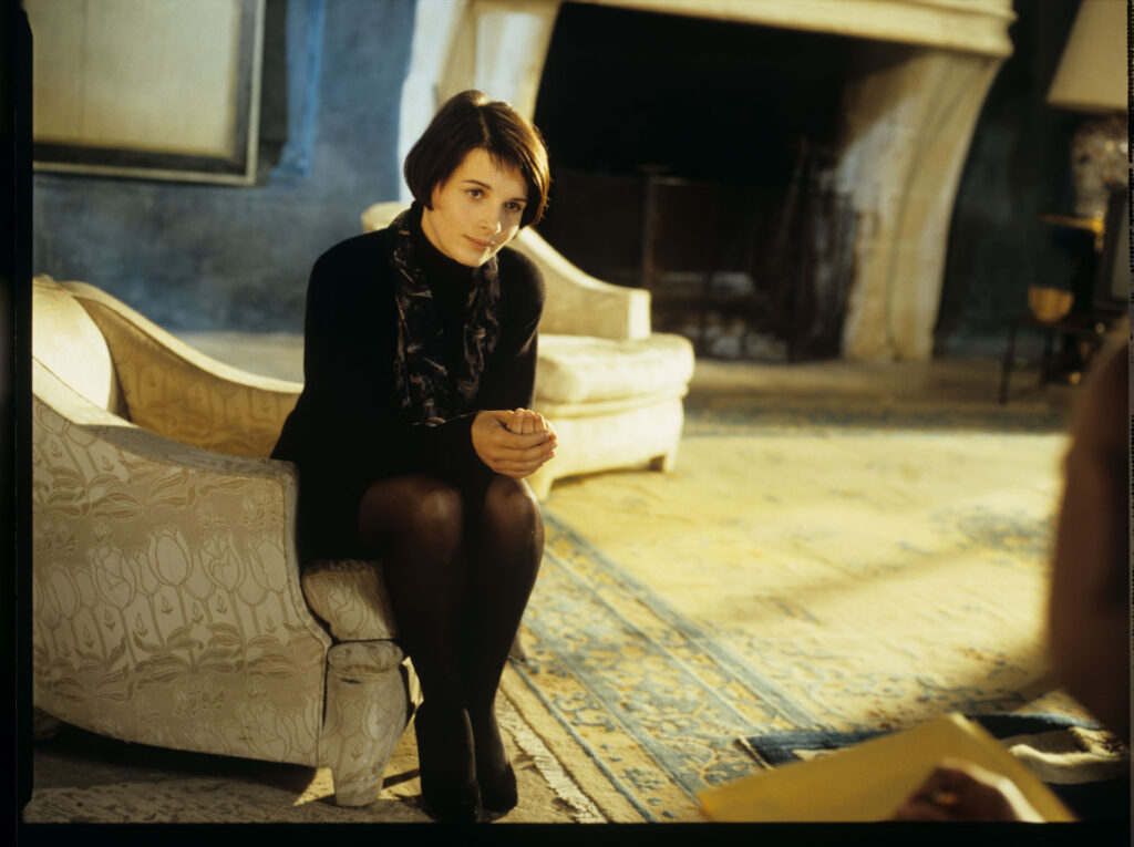 After the death of her husband, Julie (Juliette Binoche) gives instructions to the family lawyer (Alain Decaux).