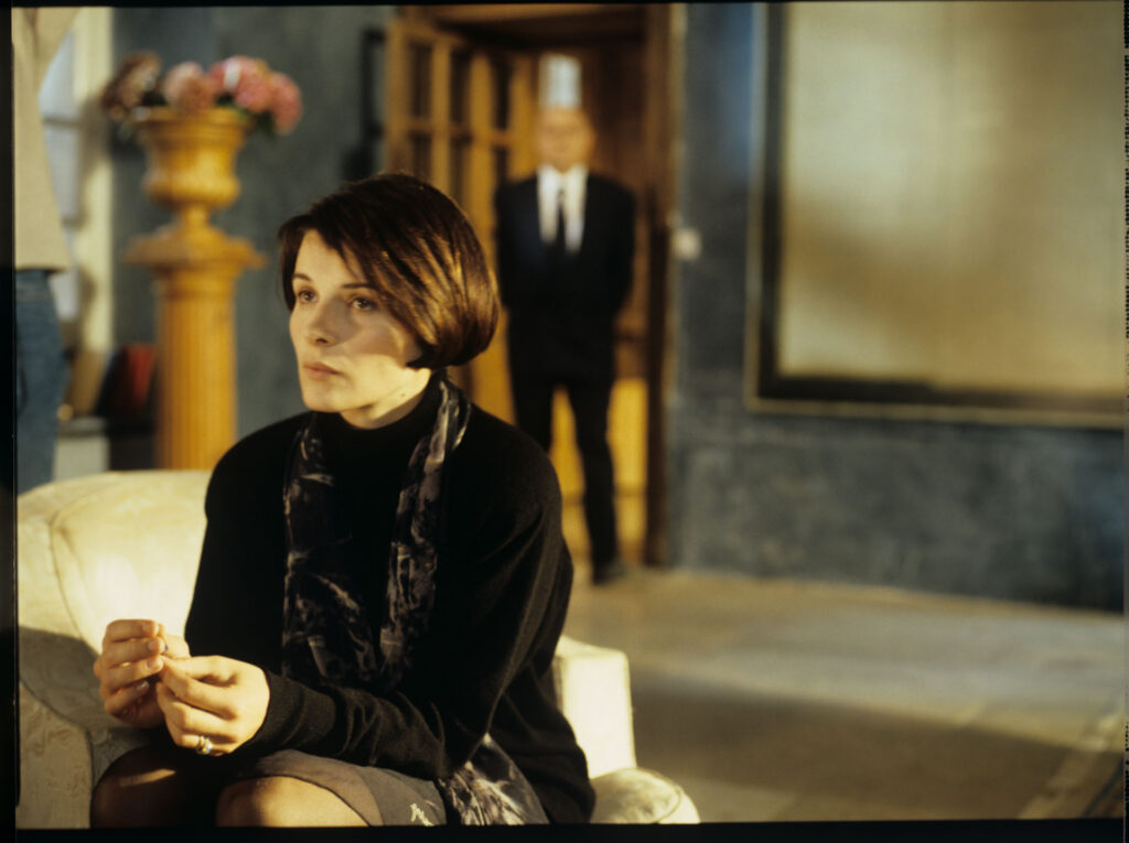 After the death of her husband, Julie (Juliette Binoche) gives instructions to the family lawyer (Alain Decaux).