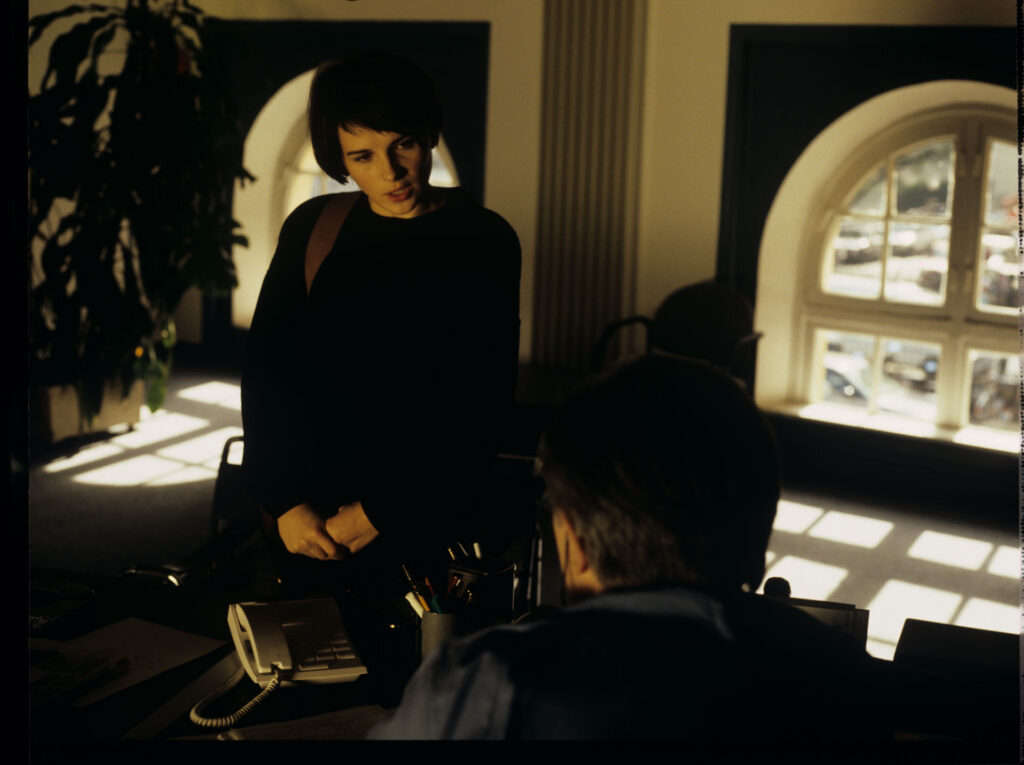 Julie (Juliette Binoche) during a check-up visit to the doctor (Claude Duneton).