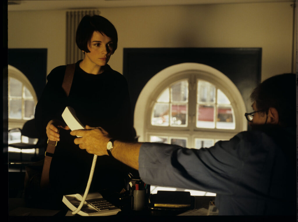 Julie (Juliette Binoche) during a check-up visit to the doctor (Claude Duneton).