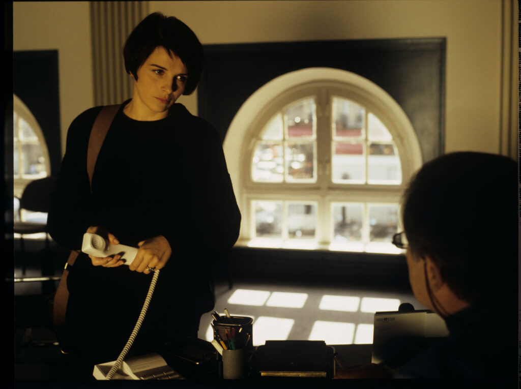 Julie (Juliette Binoche) during a check-up visit to the doctor (Claude Duneton).