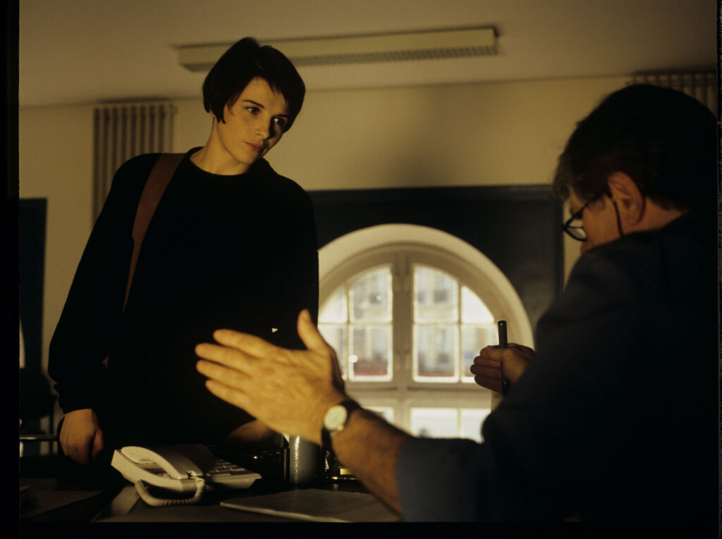 Julie (Juliette Binoche) during a check-up visit to the doctor (Claude Duneton).
