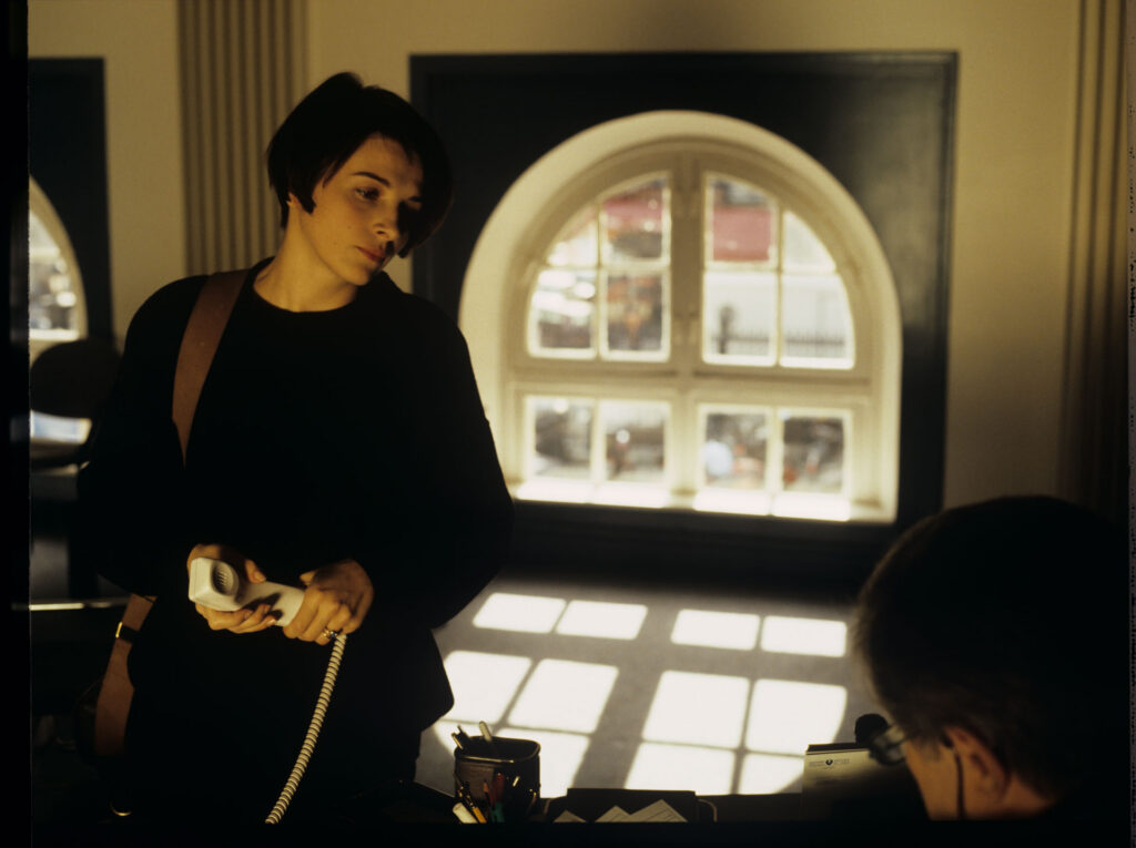 Julie (Juliette Binoche) during a check-up visit to the doctor (Claude Duneton).